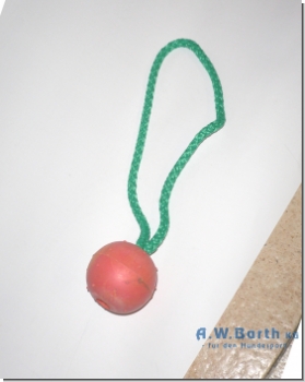 Vollgummiball mit Schlaufe 5 cm